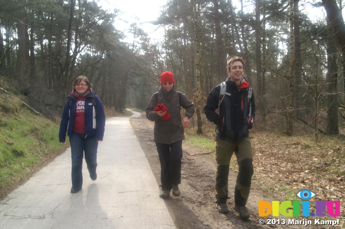 D7D00086 Jenni, Machteld and Wouki in Pijnenburgsebos